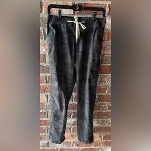 Vuori Black Gray Camo Ripstop
Pants with waist Drawstrings Women's Size S